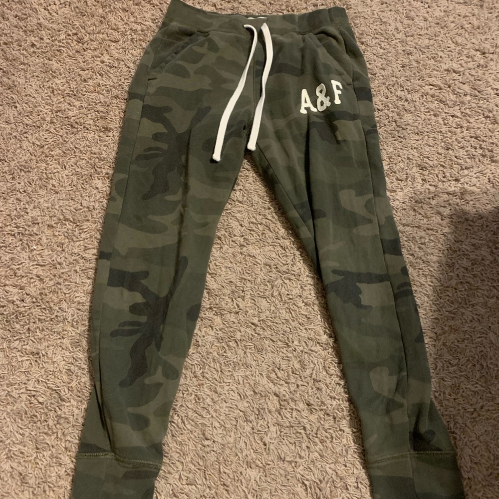 super cute Abercrombie and fitch sweats army print size xs